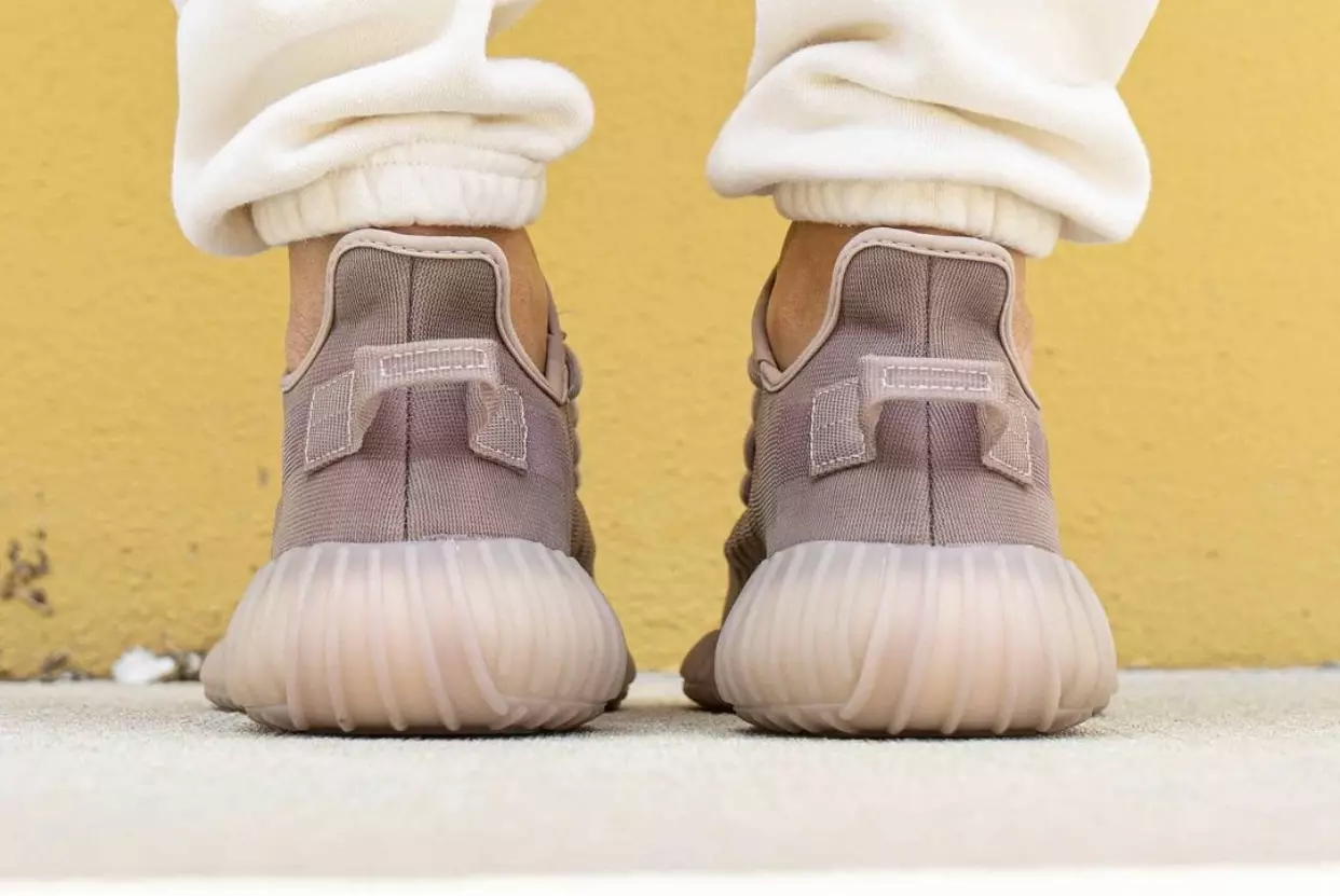 adidas Yeezy Boost 350 V2 Mono Nebbia sui piedi