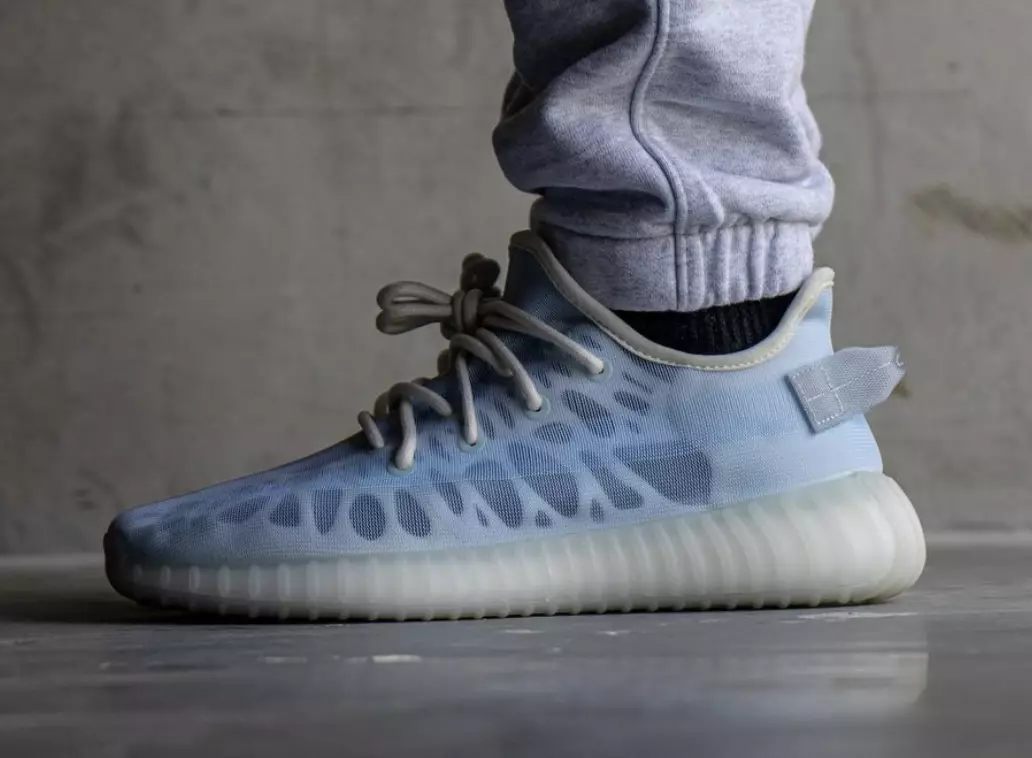 adidas Yeezy Boost 350 V2 Mono Ice GW2869 kwa Miguu