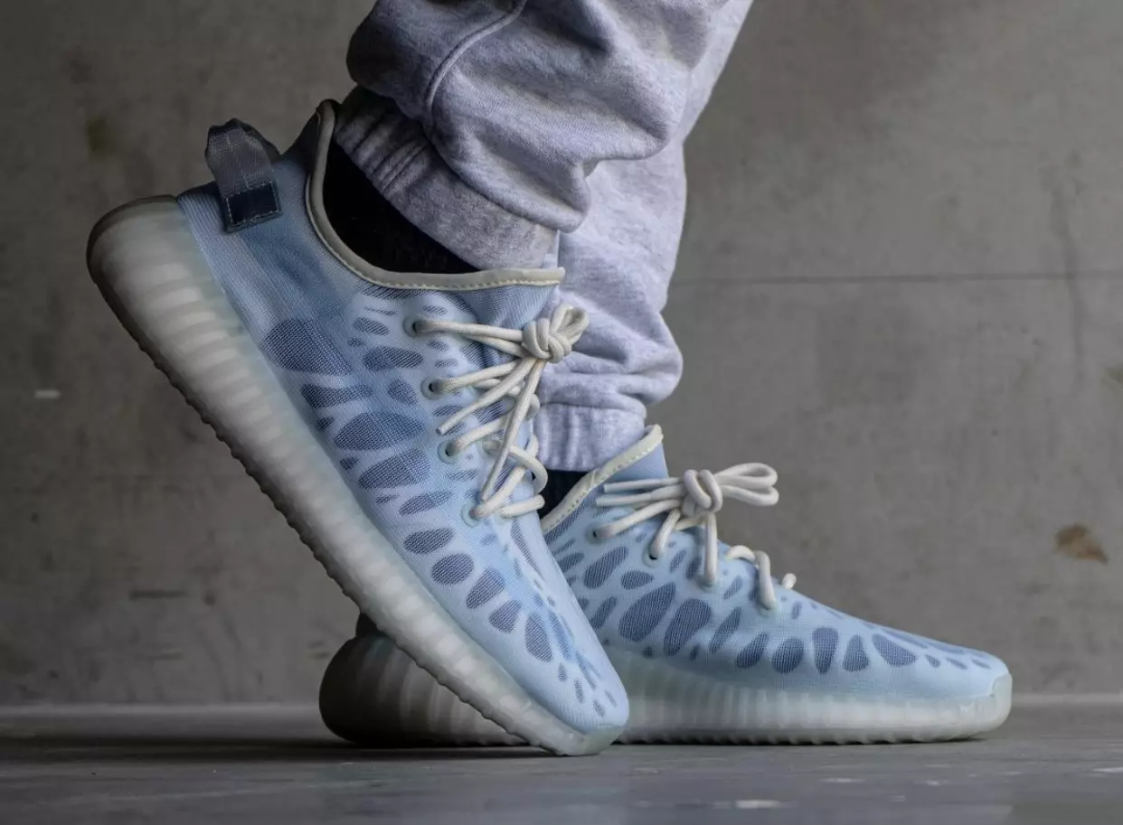 adidas Yeezy Boost 350 V2 Mono Ice GW2869 Aan de voeten