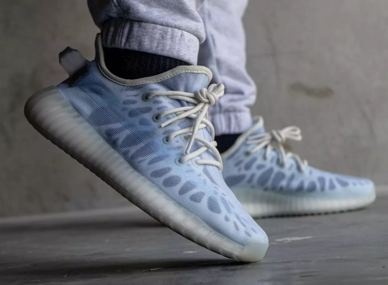 adidas Yeezy Boost 350 V2 Mono Ice GW2869 á fótum