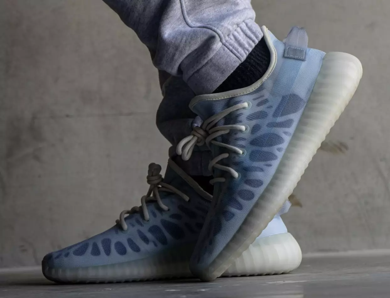 Adidas Yeezy Boost 350 V2 Mono Ice GW2869 uz kājām