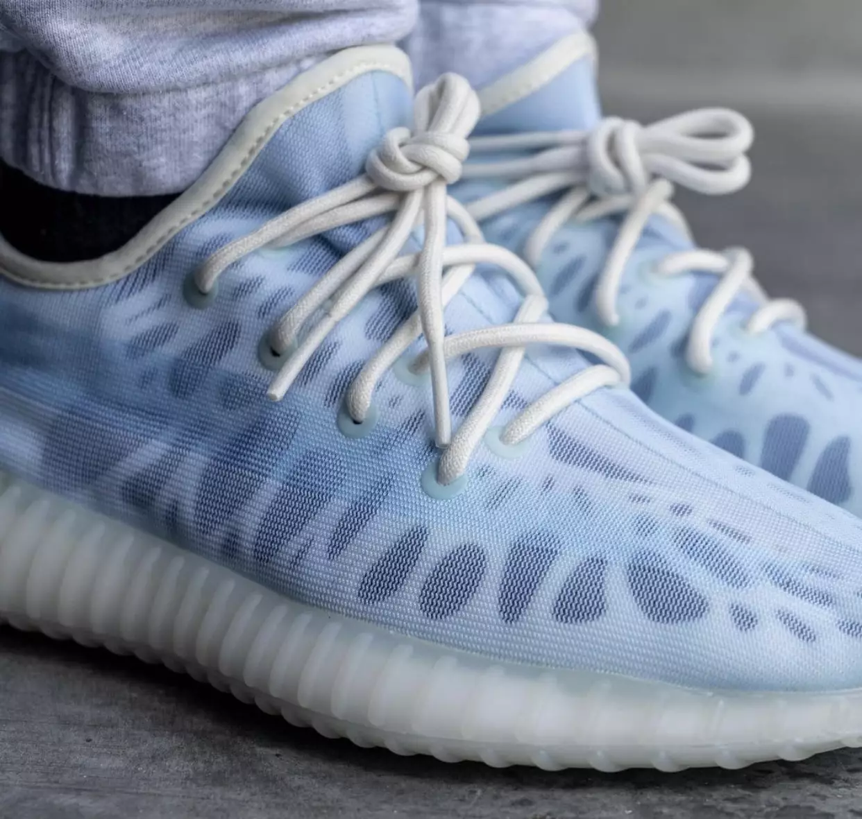 adidas Yeezy Boost 350 V2 Mono Ice GW2869 á fótum