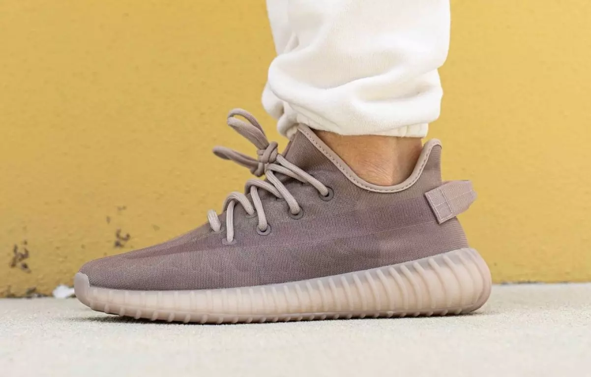 Adidas Yeezy Boost 350 V2 Mono Mist uz kājām