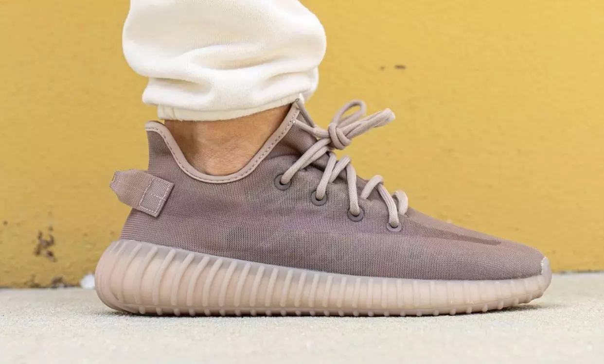 adidas Yeezy Boost 350 V2 Mono Mist na stopy