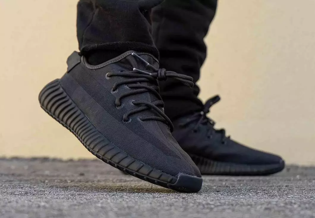 Adidas Yeezy Boost 350 V2 Mono Black Julkaisupäivä