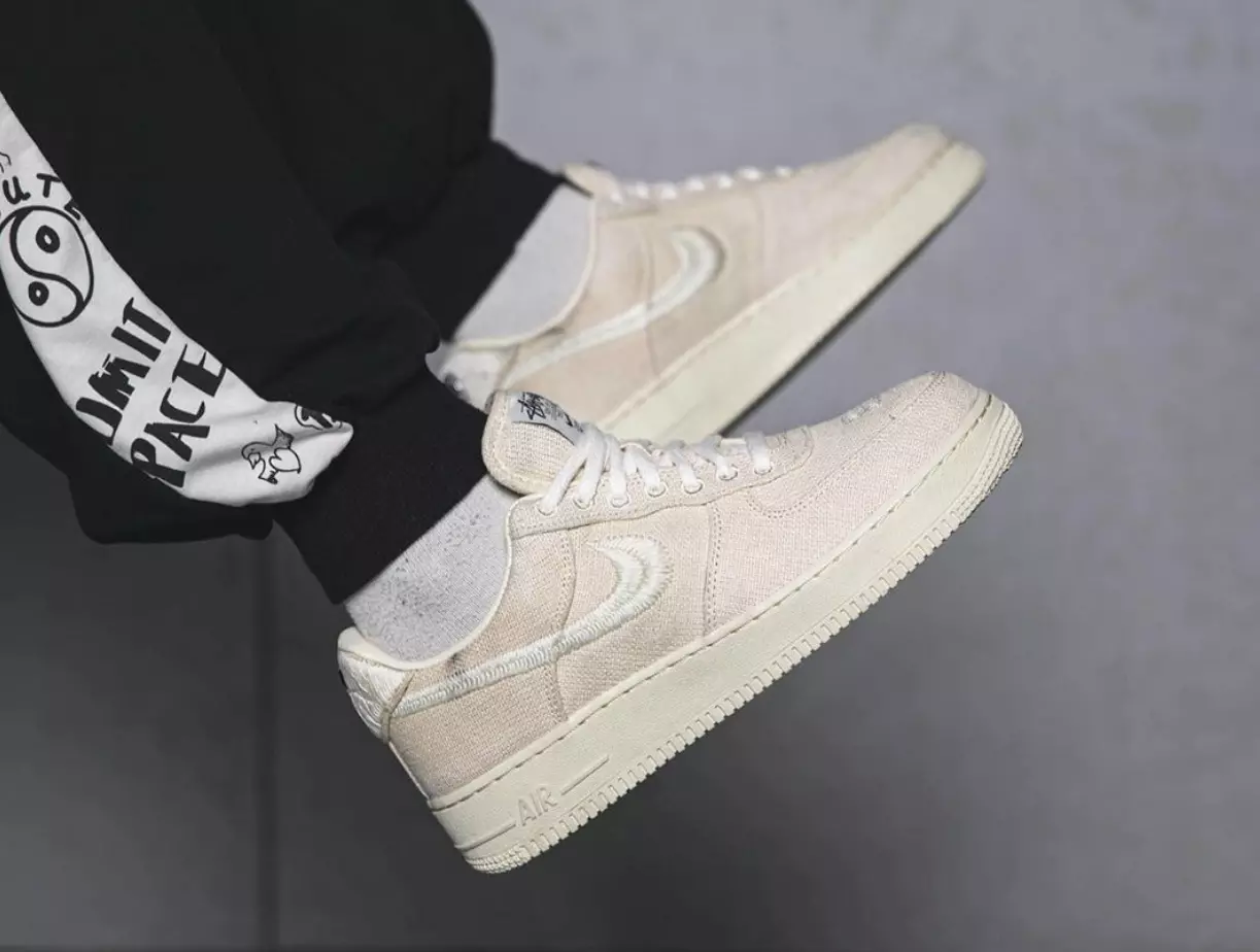 Stussy Nike Air Force 1 Fossil Stone CZ9084-200 väljalaskekuupäev jalgadel