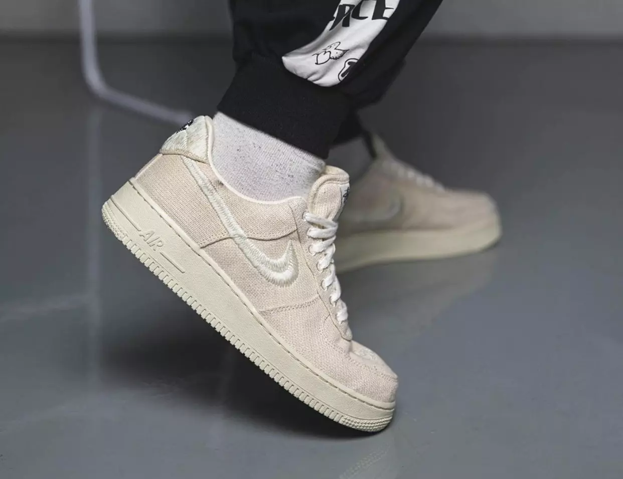 Stussy Nike Air Force 1 Fossil Stone CZ9084-200 худалдаанд гарсан огноо хөл дээр