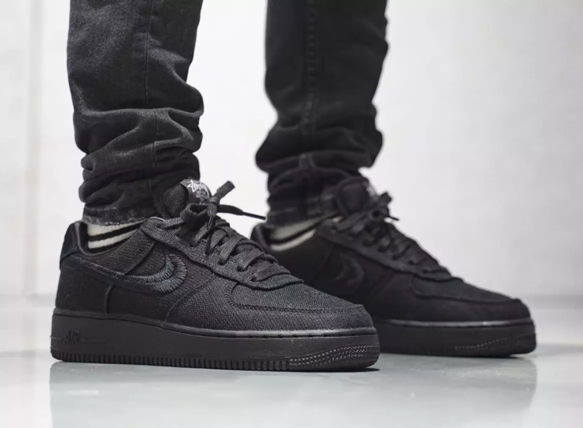 Stussy Nike Air Force 1 madal must CZ9084-001 väljalaskekuupäev jalgadel