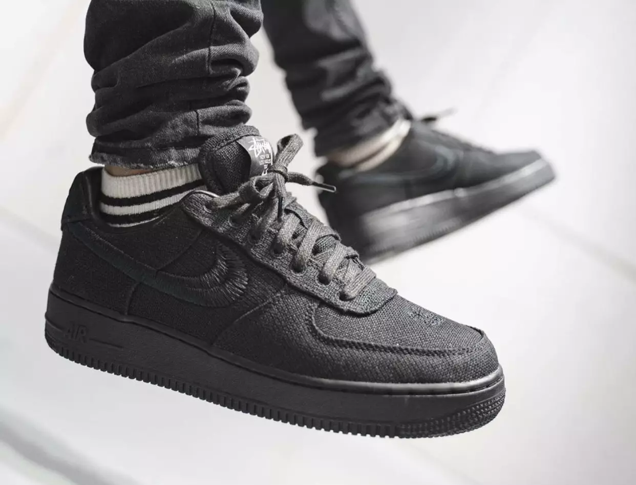 Stussy Nike Air Force 1 Low Black CZ9084-001 Utgivningsdatum på fötterna