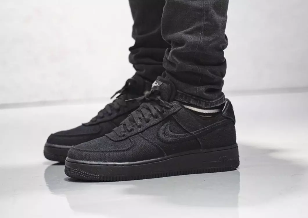 Stussy Nike Air Force 1 Low Black CZ9084-001 Utgivningsdatum på fötterna