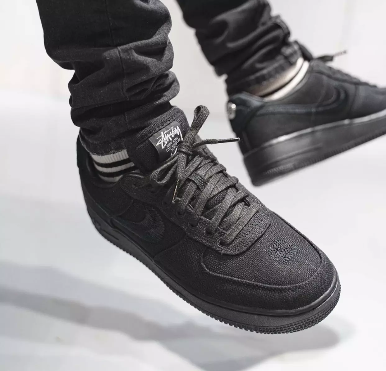 Stussy Nike Air Force 1 Low Black CZ9084-001 Utgivningsdatum på fötterna