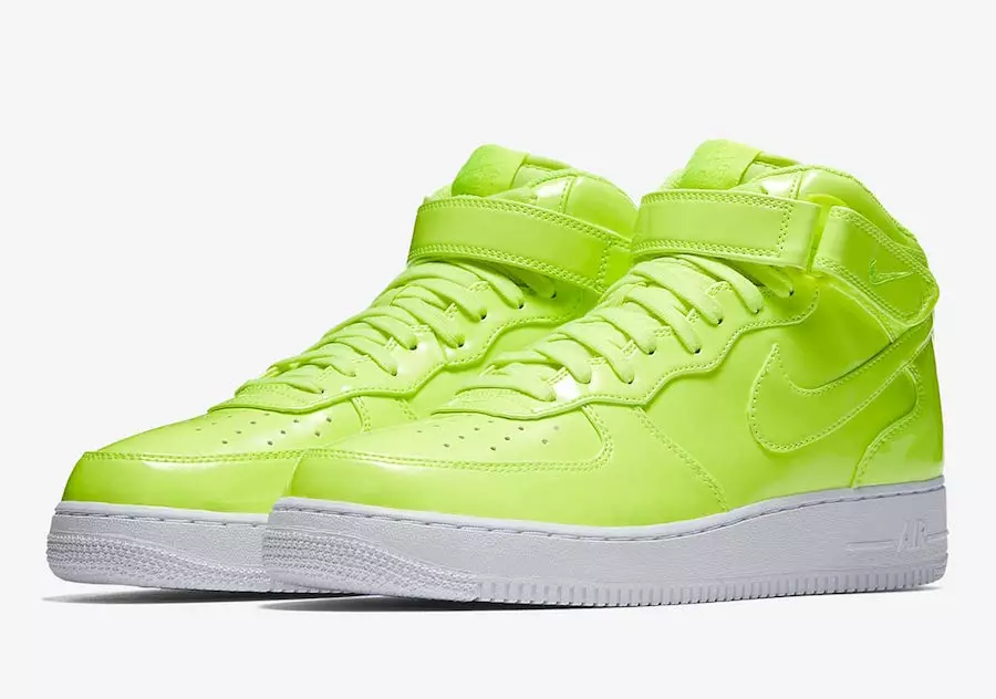 Nike bổ sung phần trên được xử lý bằng tia UV vào phần giữa của Air Force 1