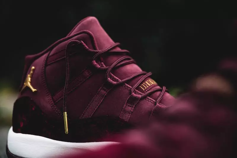 Aer Jordan 11 Oíche Maroon Veilbhit Dearg