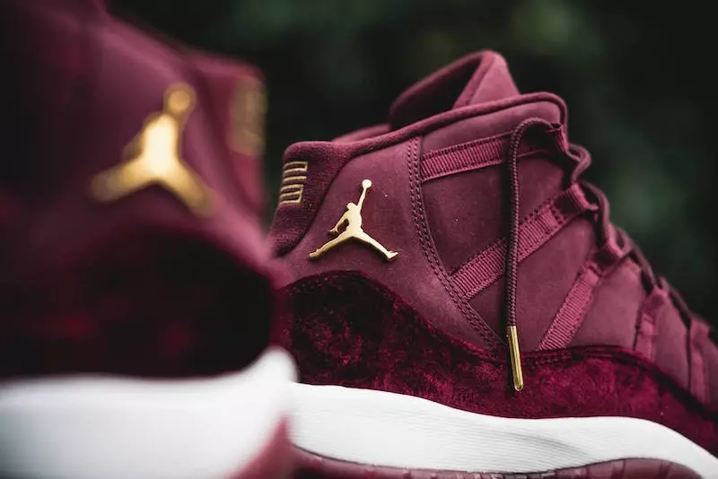 Aer Jordan 11 Oíche Maroon Veilbhit Dearg