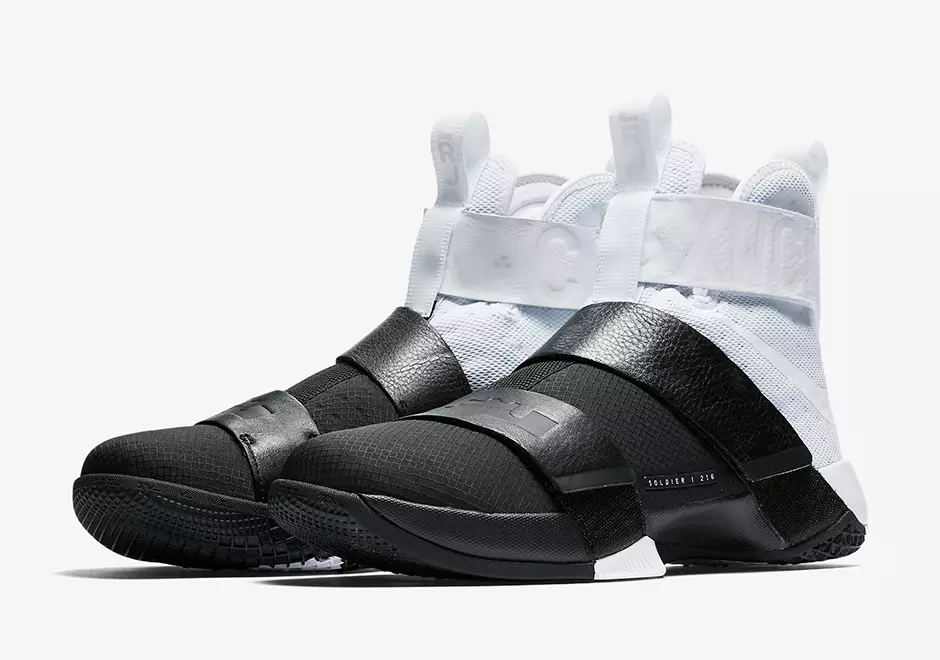 Nike LeBron Soldier 10 vydání Pinnacle v bílé a černé barvě