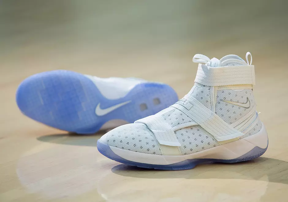 Bóng rổ Nike ra mắt LeBron Soldier 10 FlyEase