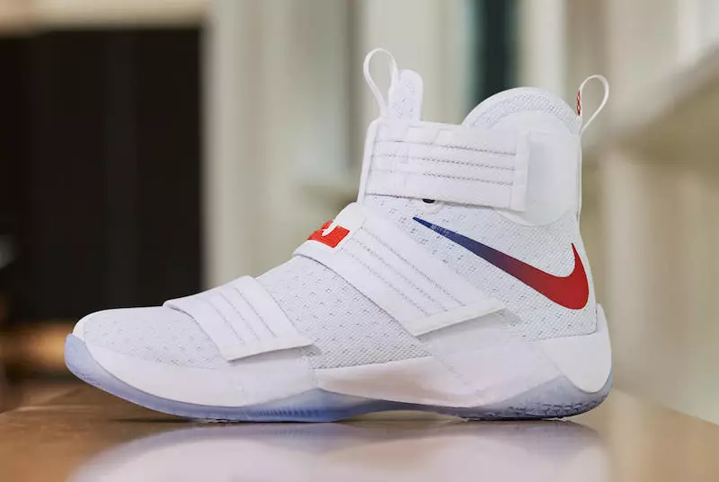 LeBron James ריסיווז אן אנדער Nike LeBron Soldier 10