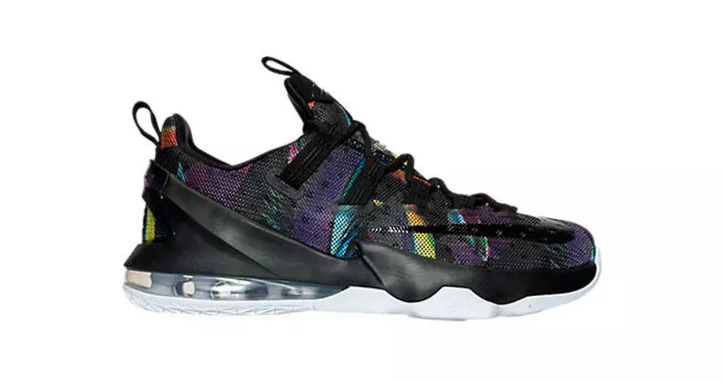 Ky Nike LeBron 13 Low në të zezë dhe vjollcë kozmike sapo debutoi