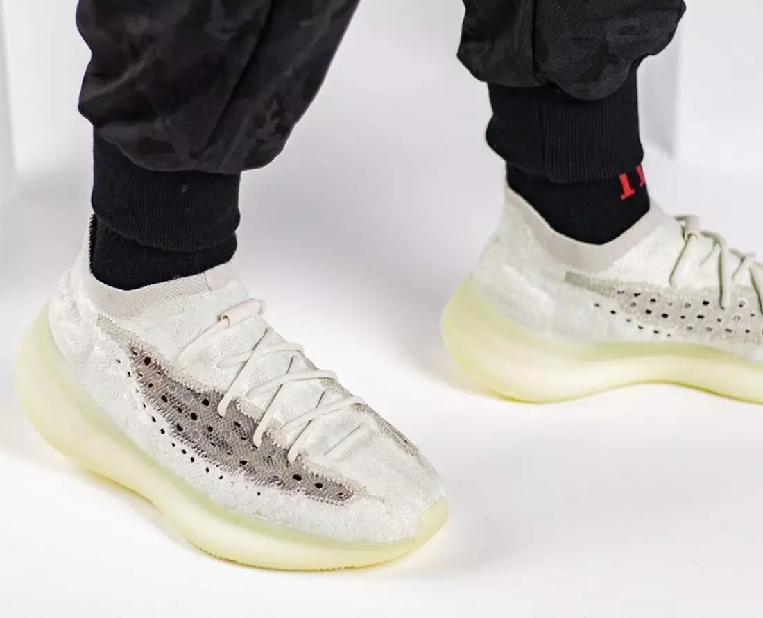 アディダス Yeezy Boost 380 Calcite Glow リリース日 On-Feet