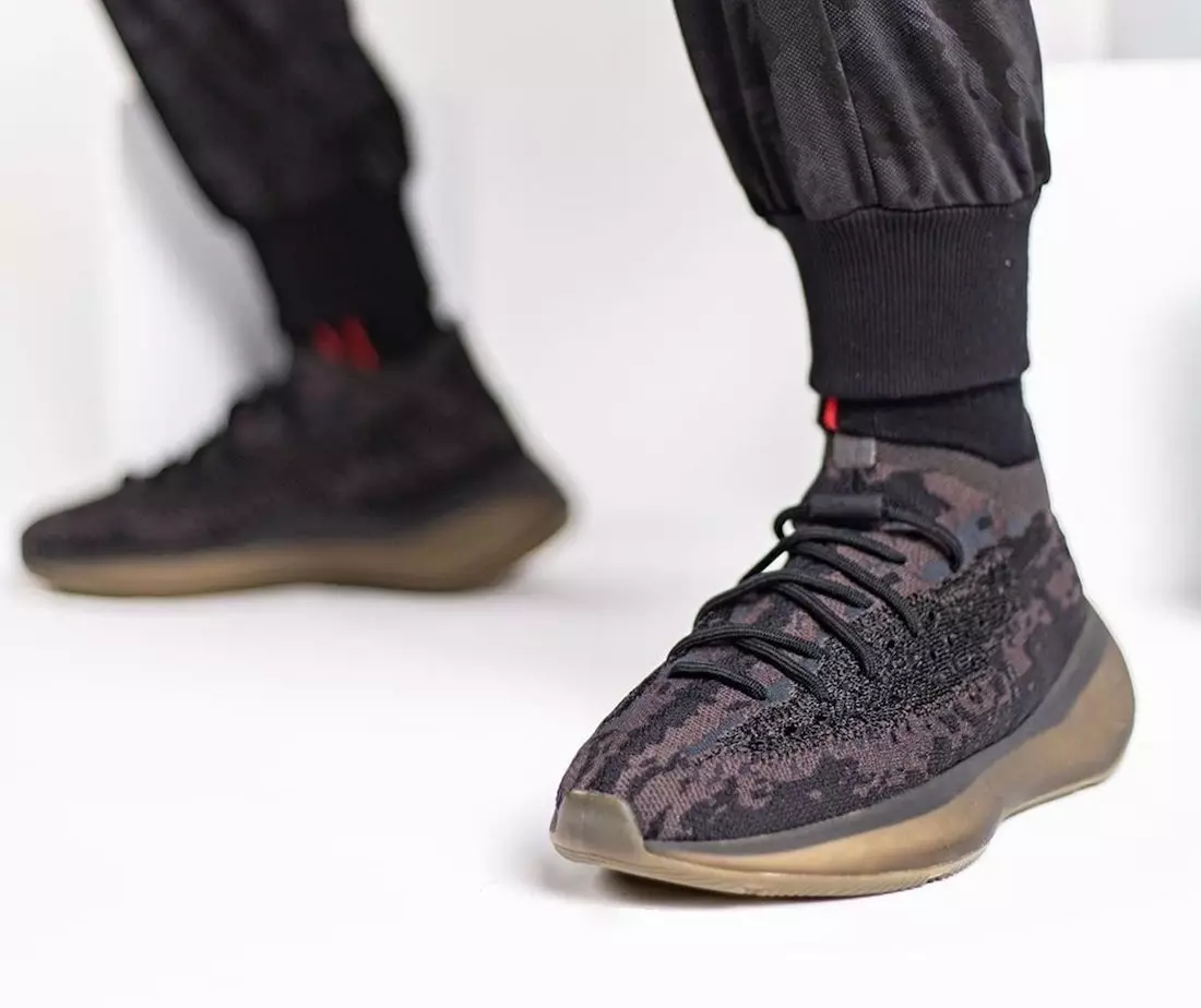 adidas Yeezy Boost 380 Onyx Releasedatum On-Feet