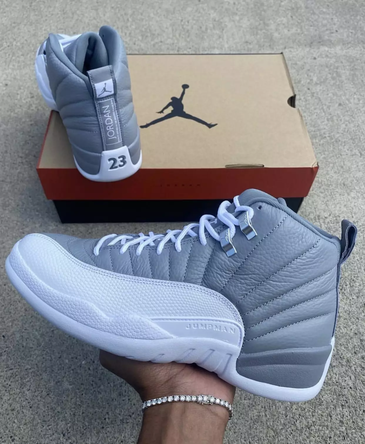 Air Jordan 12 Stealth CT8013-015 Datum izdavanja u ruci