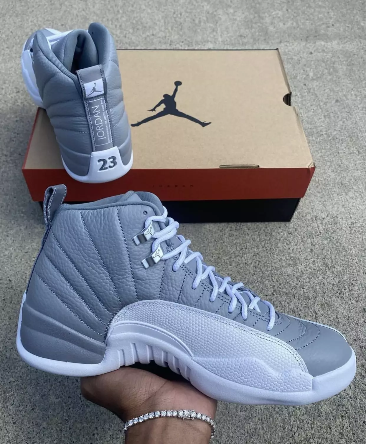 Air Jordan 12 Stealth CT8013-015 Megjelenési dátum a kézben