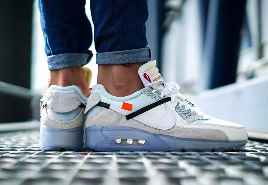 Nike Air Max 90 off-white nos pés