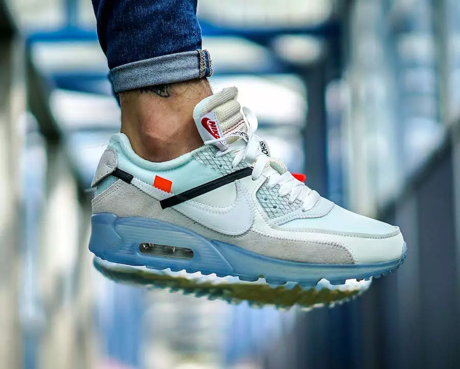 Törtfehér Nike Air Max 90 lábon tartó