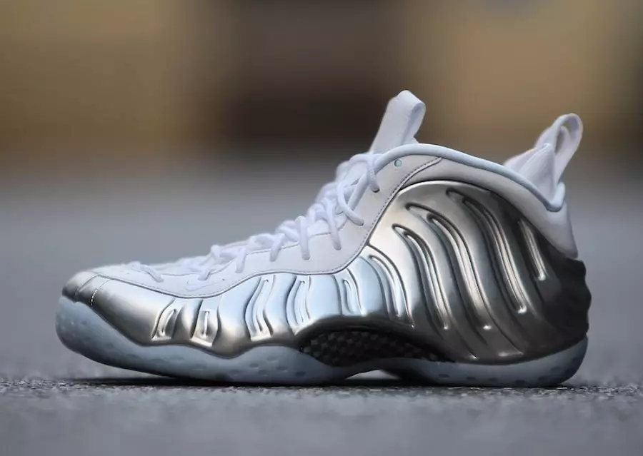 Nike Womens Air Foamposite Một Chrome trắng