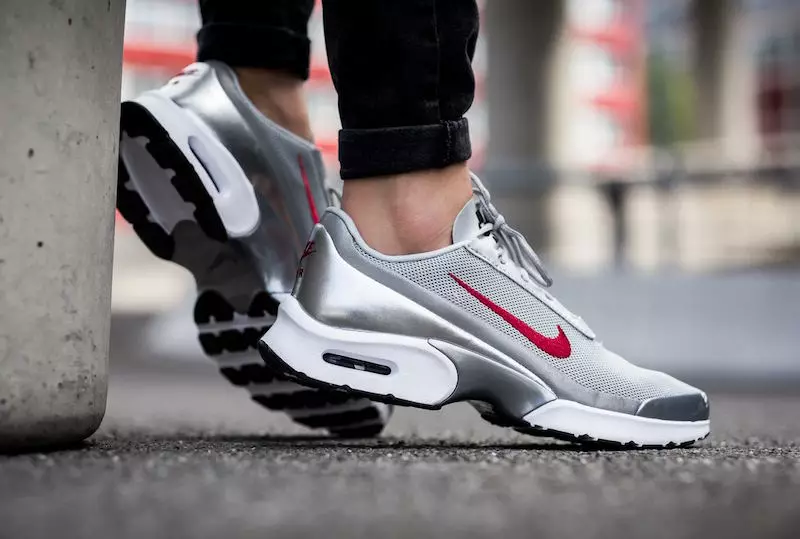 Stříbrná střela Nike Air Max Jewell