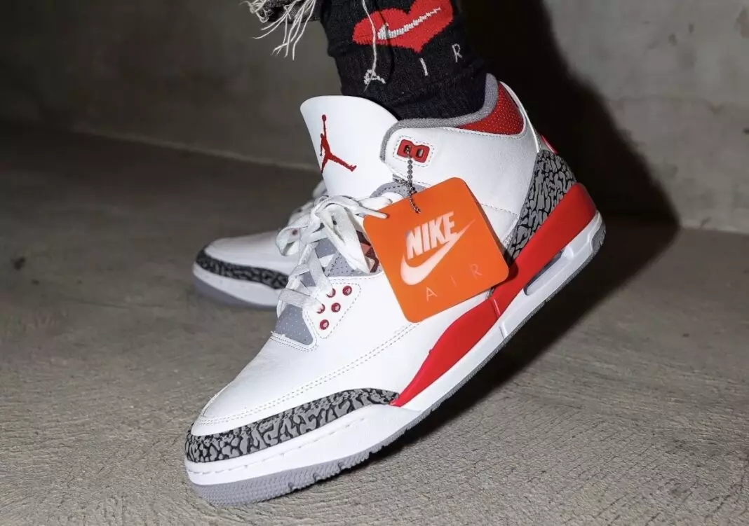 2022 Air Jordan 3 Fire Red te voet