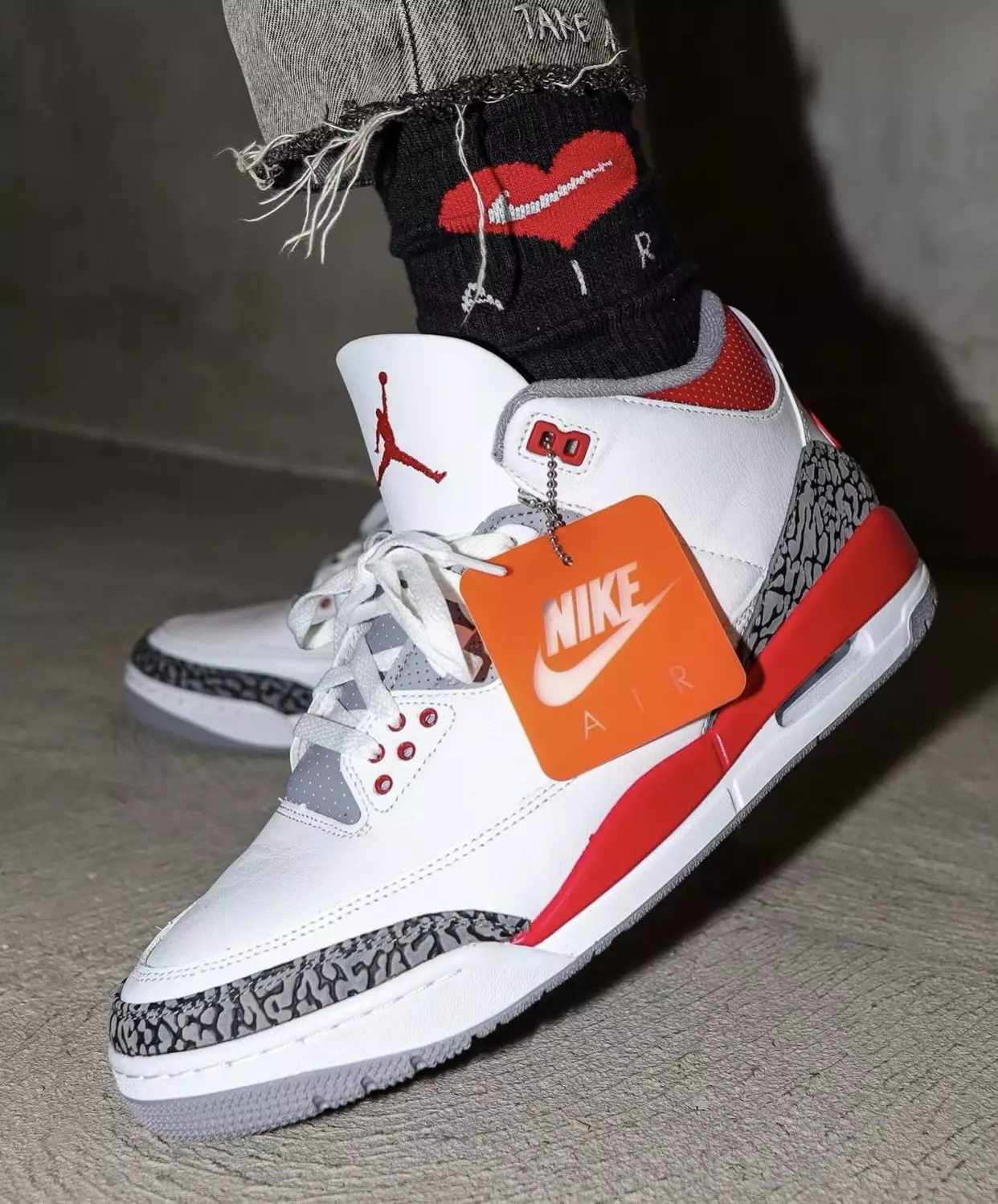 2022 Air Jordan 3 Fire Red DN3707-160 Megjelenés dátuma lábon