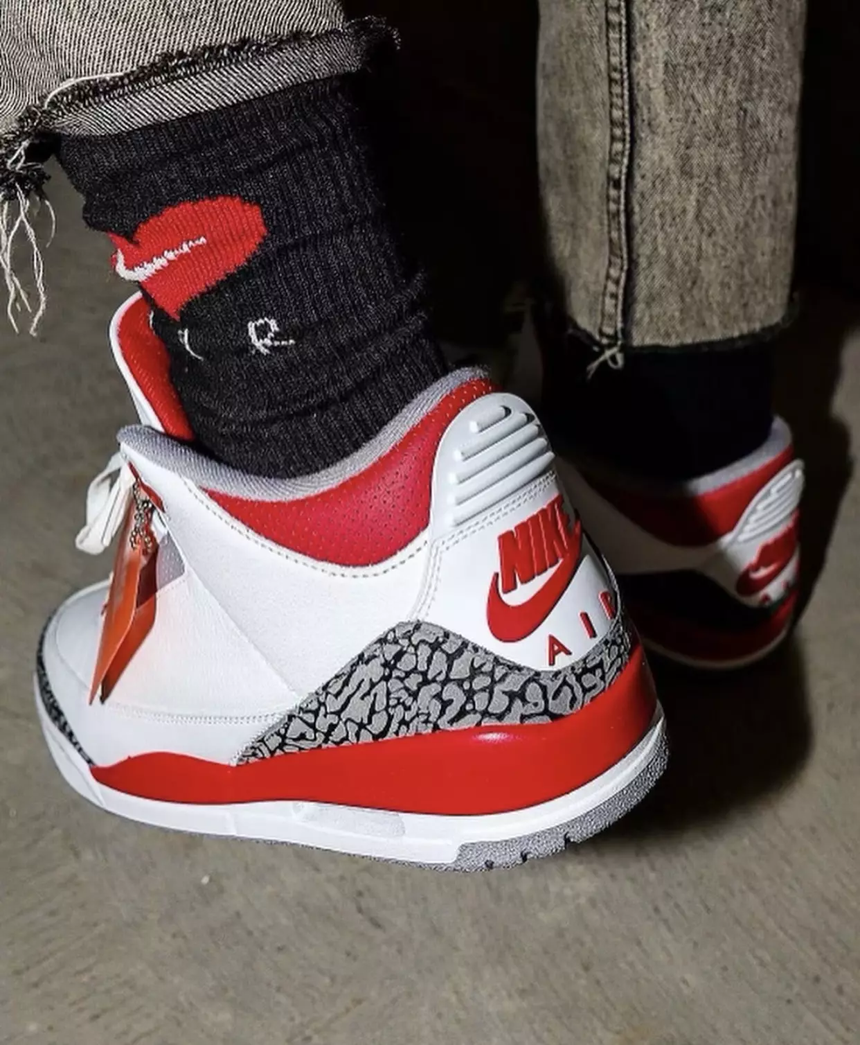 2022 Air Jordan 3 Fire Red DN3707-160 Megjelenés dátuma lábon