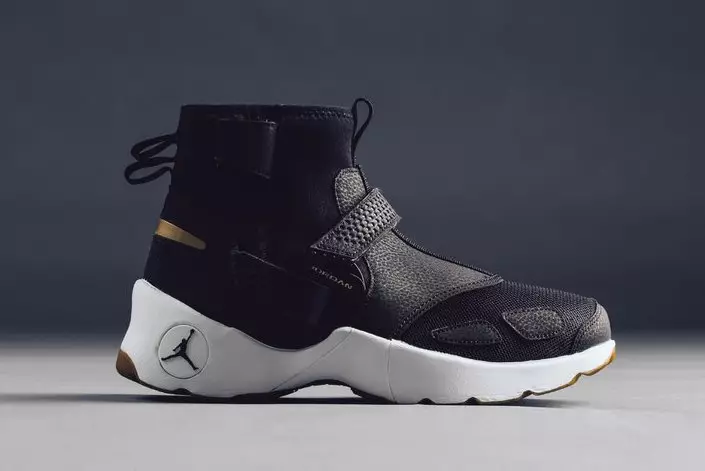 Jordan Trunner LX High Releases in Black 및 Metallic Gold