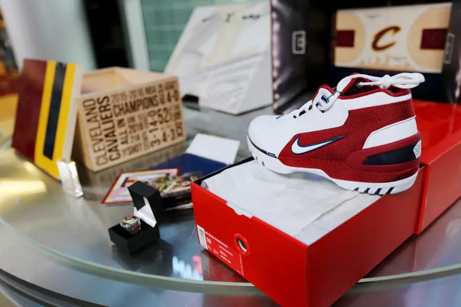 Phiên đấu giá Nike Air Zoom Generation LeBron 14 StockX