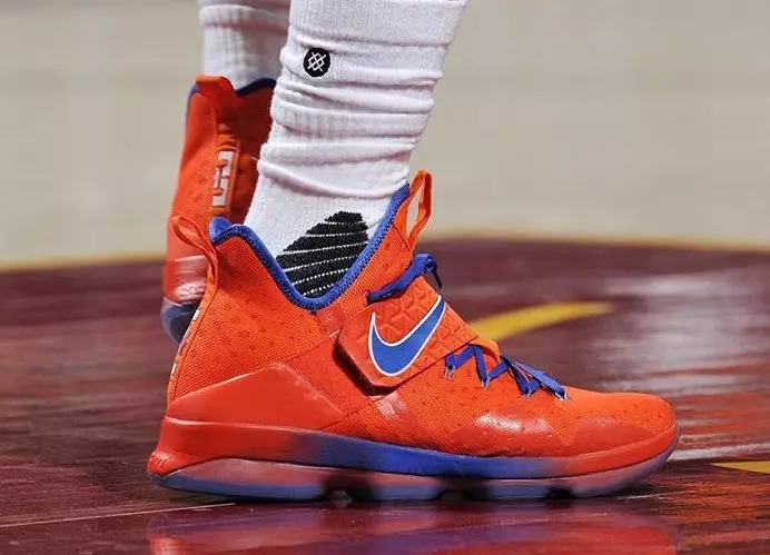 LeBron James nosi Nike LeBron 14