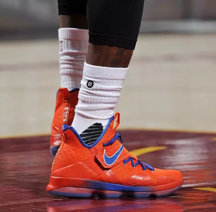 LeBron James သည် Nike LeBron 14 Hardwood Classics PE ကိုဝတ်ဆင်သည်။