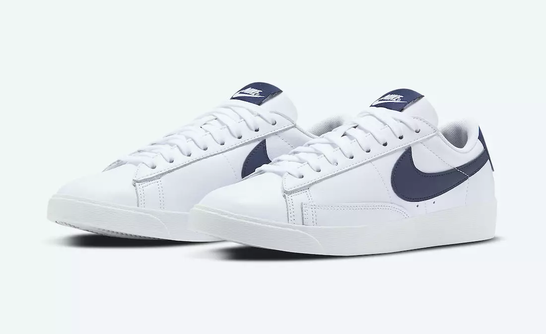 Ženski Nike Blazer niski u jednostavnoj bijeloj i ponoćnoj mornarskoj boji