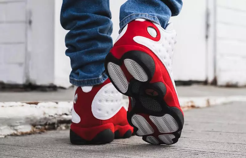 Air Jordan 13 OG Abjad Aħmar Fuq Saqajn