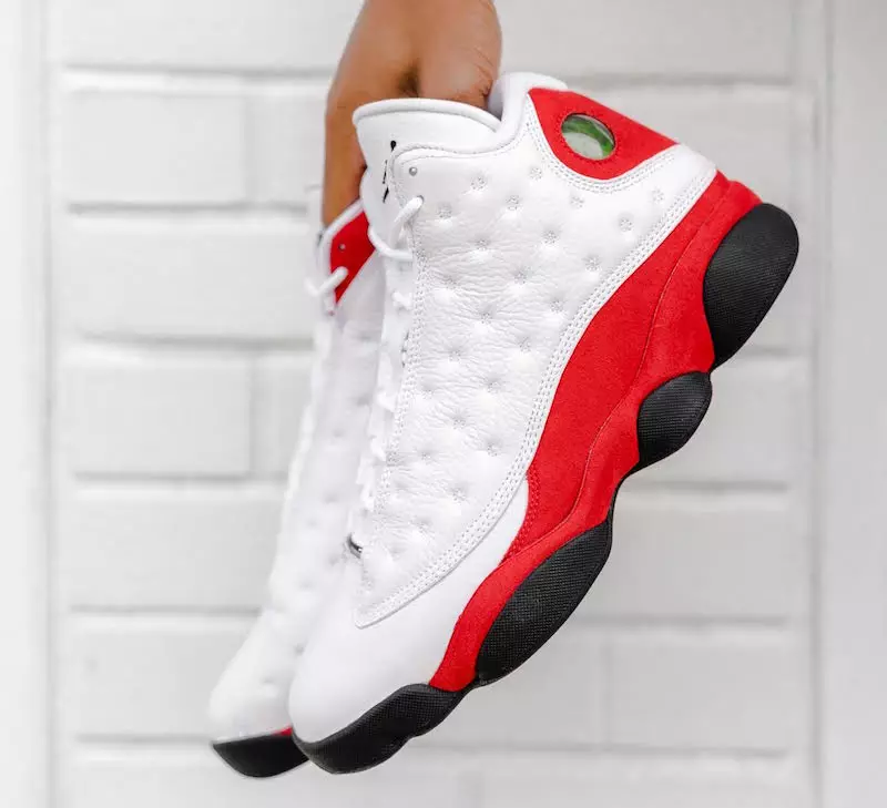 Air Jordan 13 OG לבן אדום על הרגליים