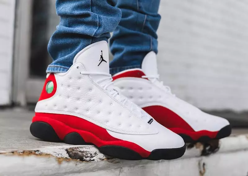 Air Jordan 13 OG Branco Vermelho nos Pés