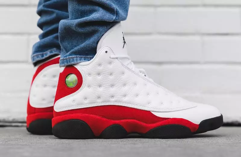 Air Jordan 13 OG Ayaklarda Beyaz Kırmızı