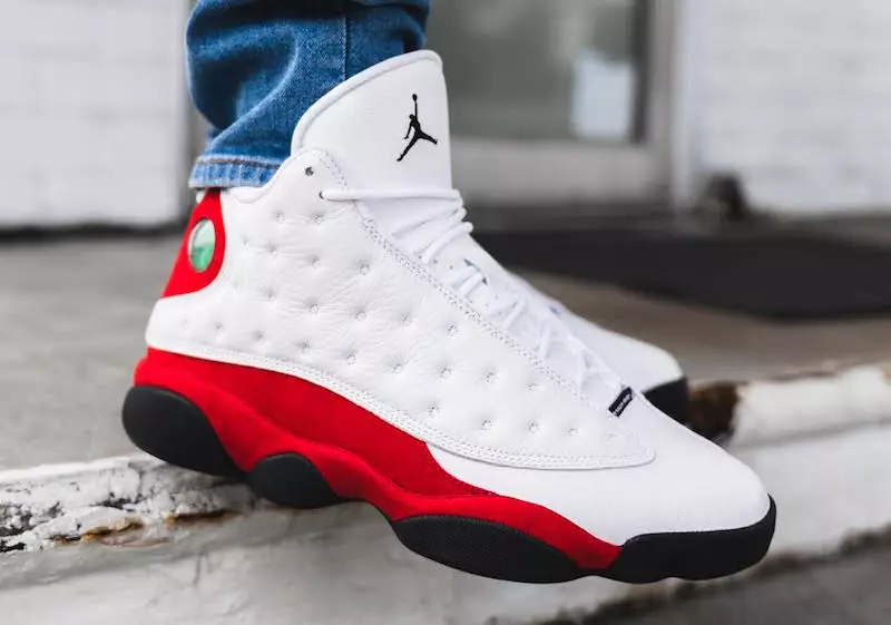 Air Jordan 13 OG לבן אדום על הרגליים