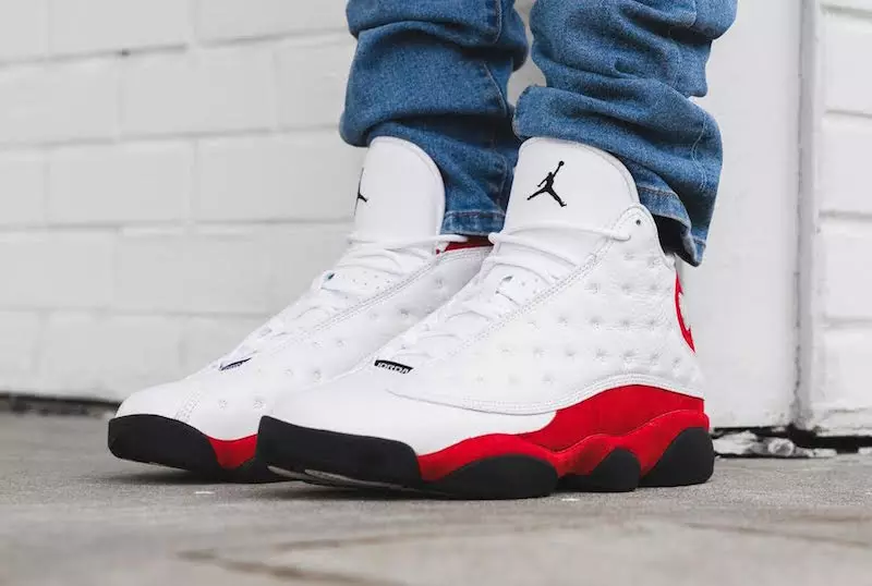 Air Jordan 13 OG თეთრი წითელი ფეხზე