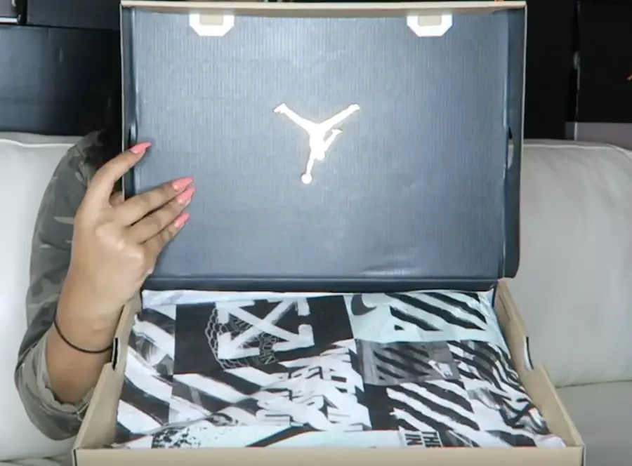 סקירת וידאו OFF-WHITE x Air Jordan 1 Unboxing