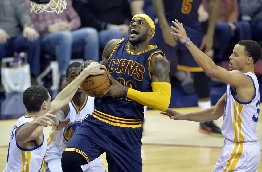 LeBron Cavs Steph Curry Warriors 2015 Cluichí Ceannais NBA