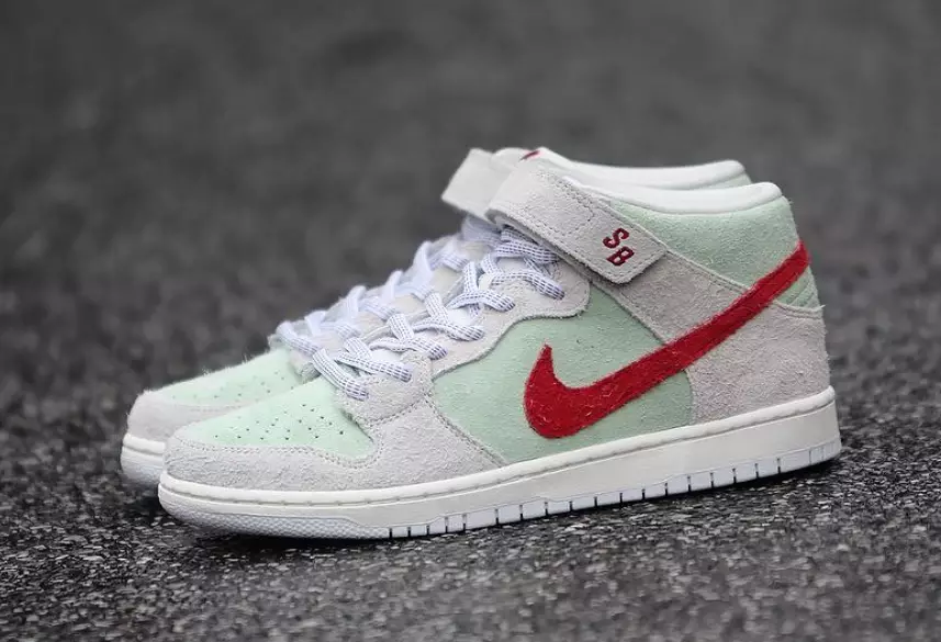 Дата выпуску Nike SB Dunk Mid White Widow