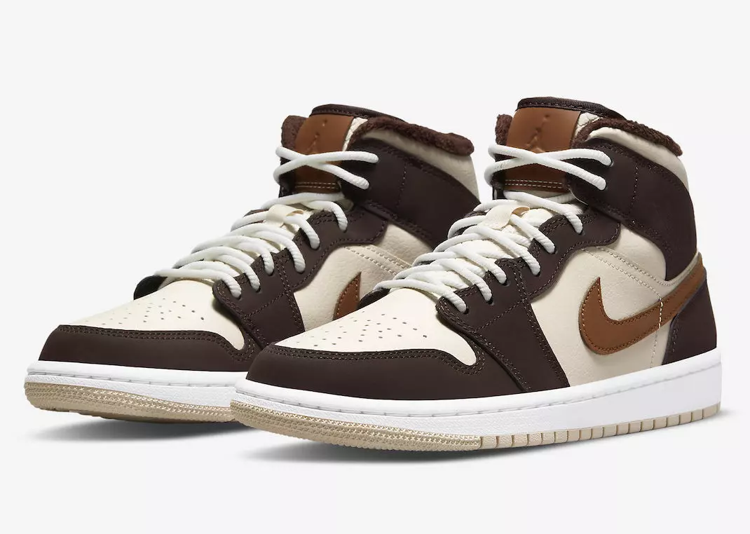 Fodera in pile aggiunta all'Air Jordan 1 Mid per l'inverno