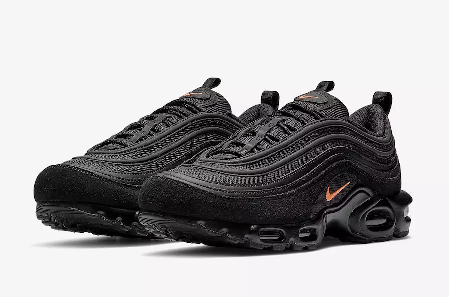 Una Nike Air Max Plus 97 completamente nera con sentori di arancione e giallo