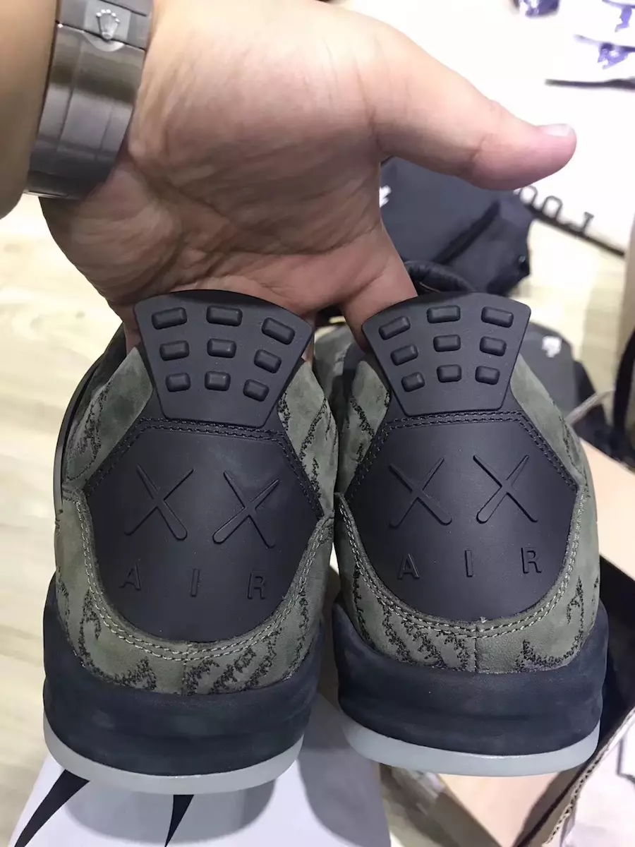 KAWS x エア ジョーダン 4 オリーブ ブラック